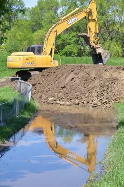 File:USACE contractor builds a dike.jpg