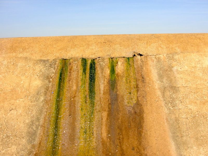 File:Water leaking through a crack.jpg