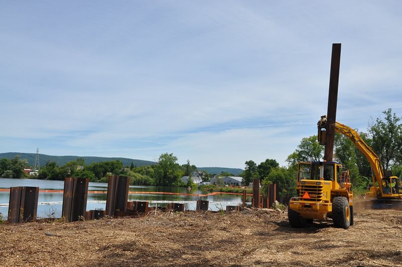 File:Installation of sheet pile wall.jpg