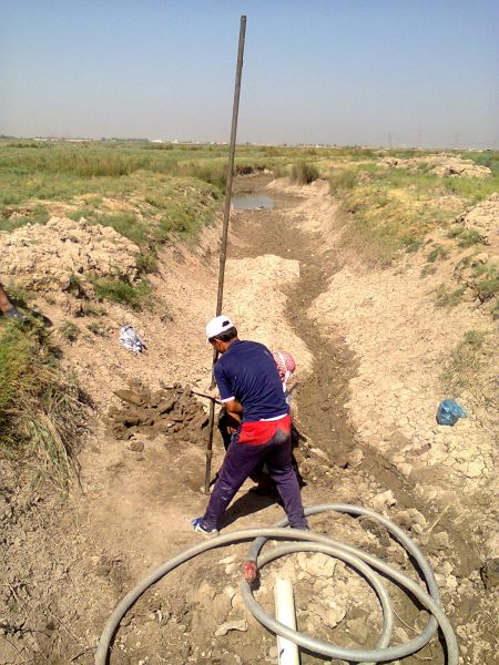 File:Drilling a hand dug well inside the river 04.jpg
