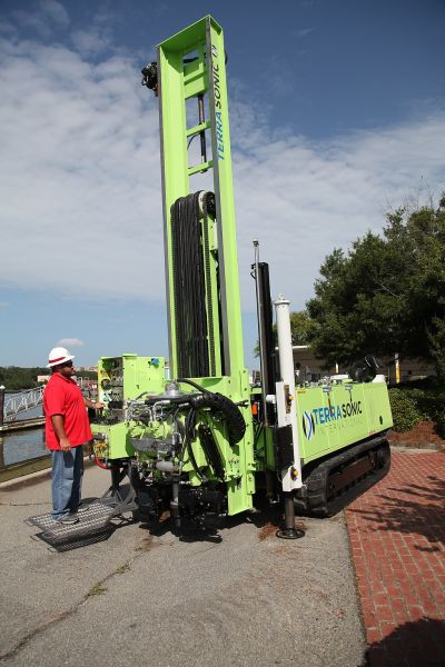 File:Savannah Corps receives high-tech sonic drill rig (14512147929).jpg